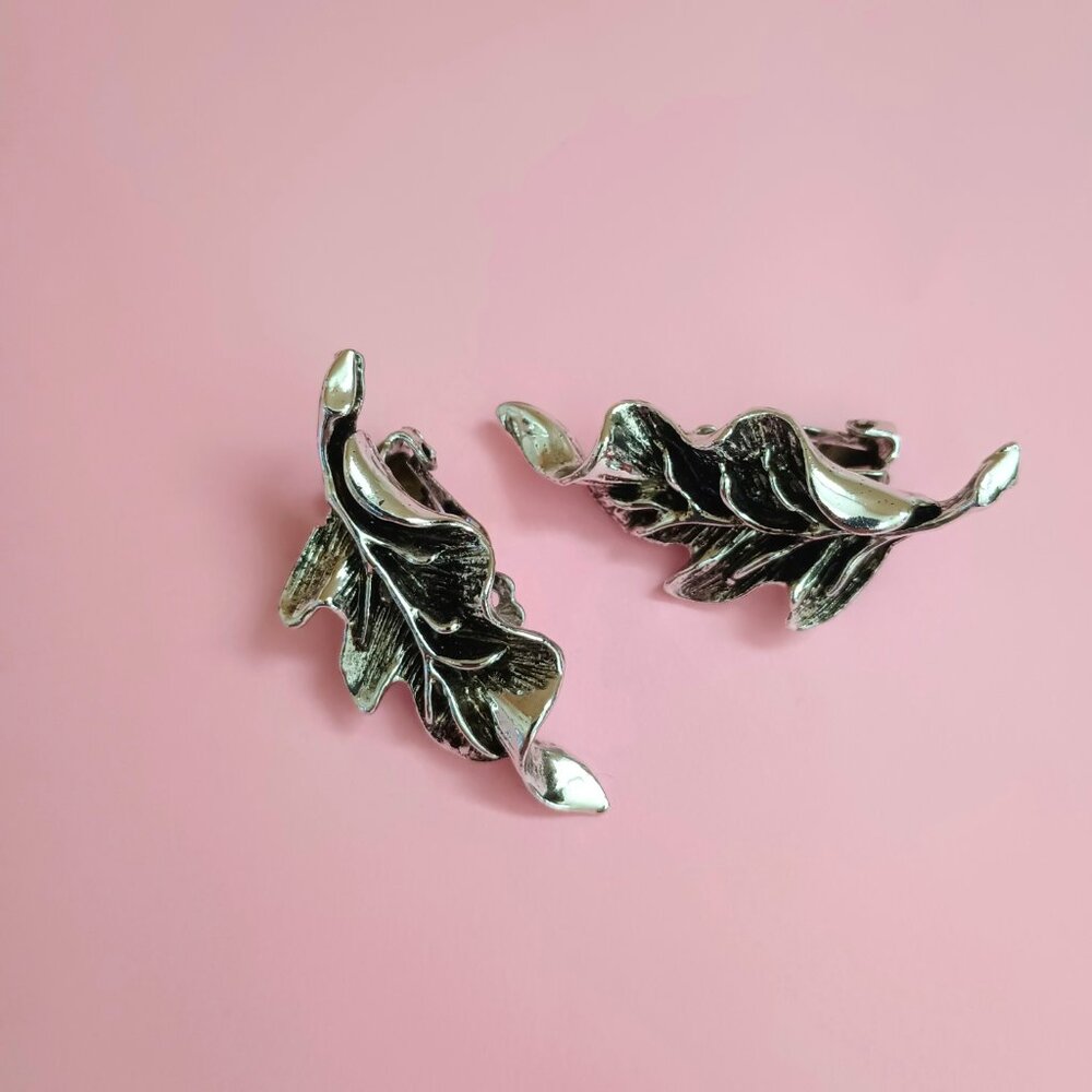 Tara Vintage Oak Leaf Earrings Large Rustic Silver Tone Clip on Jewelry